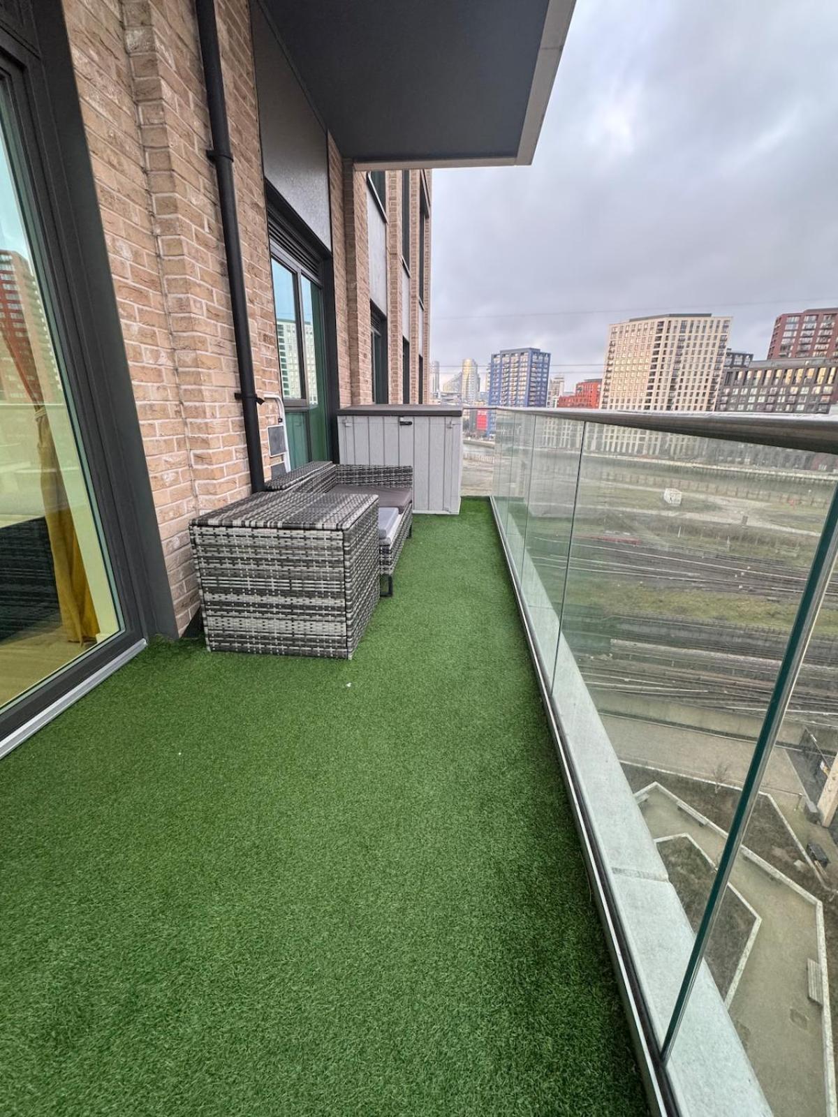 Luxury Effra Gardens, Canning Town 6 3bdr 2bth Londra